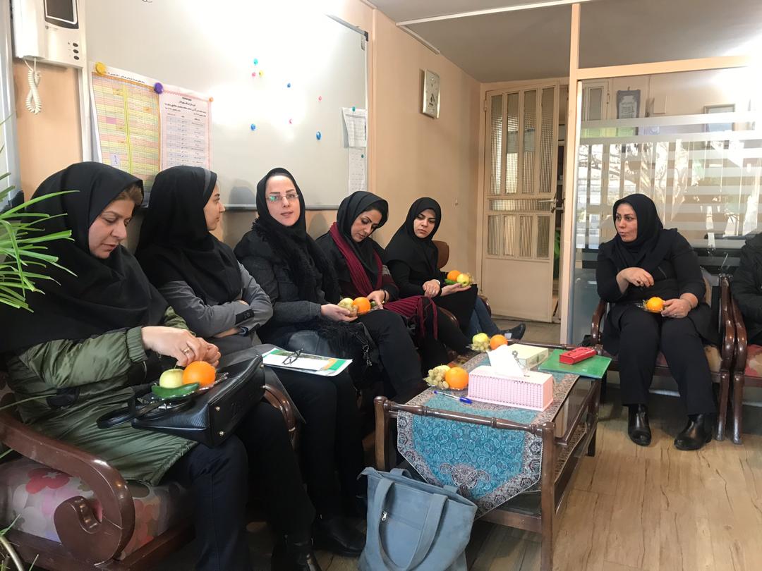 جلسه دبیران دبیرستان دخترانه غیردولتی هوشمند مهر دانش منطقه 18